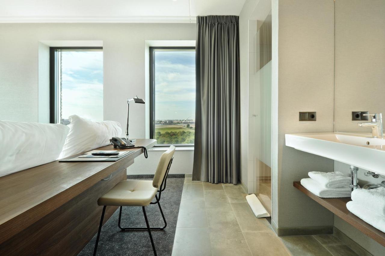 Deluxe Double Room Shower